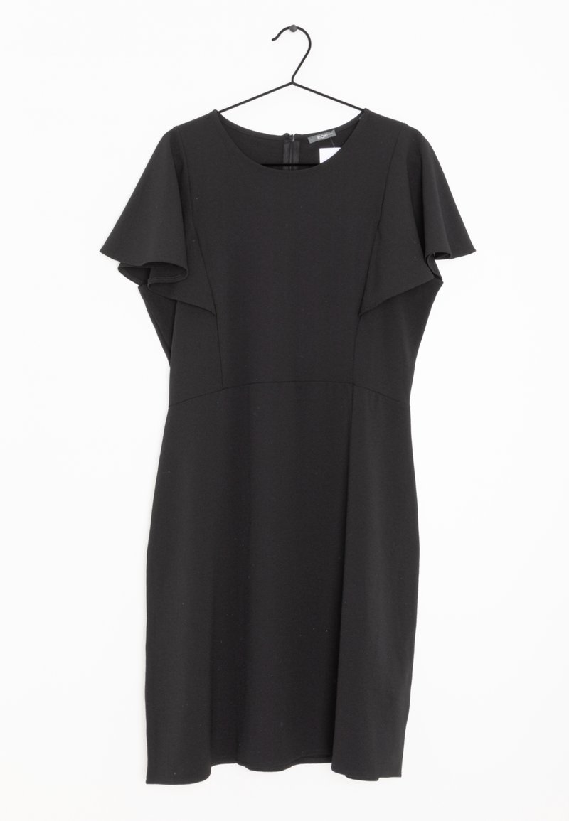 Robe noire longueur genou avec manches courtes flottantes et encolure ronde suspendue sur un cintre en fil de fer sur fond blanc.