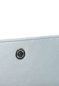 Pochette in ecopelle azzurro chiaro con superficie testurizzata e un accentuazione circolare in hardware nero con il marchio "Love Moschino".