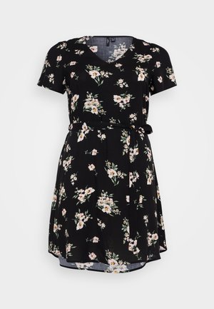 Rochie neagră cu flori, cu mâneci scurte, decolteu în V și curea în talie. Prezintă un model floral în alb și roz, cu o țesătură moale și fluida.