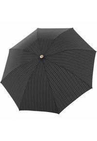 Schwarzer Regenschirm mit gerippter Textur, acht Segmenten und einem kreisförmigen silbernen Knopf in der Mitte, entworfen zum Schutz vor Regen.