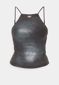 Svart rafsad linne med tunna band, med en glänsande metallisk yta och en liten röd logotyp vid halsen.