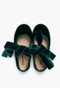 Bailarinas de terciopelo verde oscuro con amplias cintas de terciopelo a juego. Diseño de punta redonda, plantilla acolchada y suave forro interior de contraste.