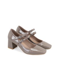 Graue lacklederne Absatzschuhe mit Krokodilstruktur, quadratischer Zehenform und zwei verstellbaren Riemen mit silbernen Schnallen. Blockabsatz-Design.