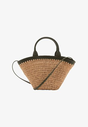 Sac en paille tressée de forme triangulaire, de couleur beige, avec des accents en cuir vert foncé. Il dispose de poignées courtes et d'une longue bandoulière.