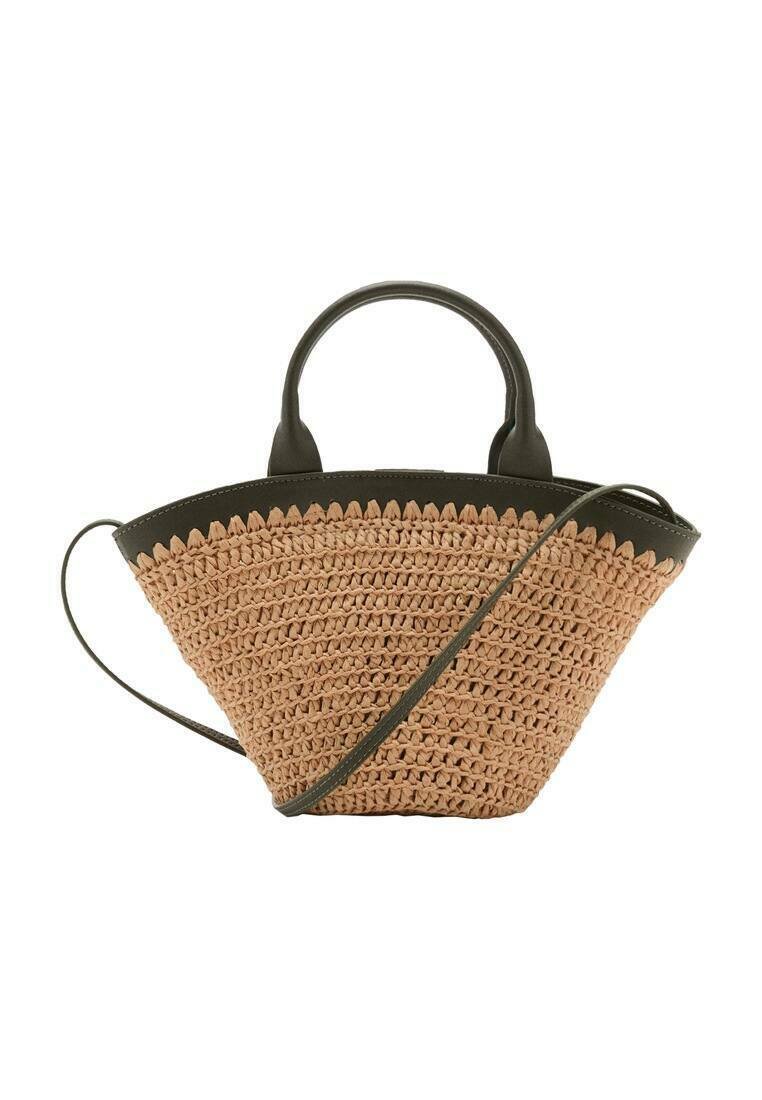 Geflochtene Strohtasche mit dreieckiger Form, beiger Farbe und dunkelgrünen Lederakzenten. Verfügt über kurze Griffe und einen langen Schulterriemen.