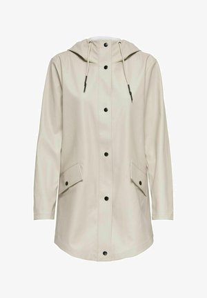 Veste imperméable beige avec une capuche, des boutons sur le devant et deux poches latérales. Présente des accents noirs et une texture lisse et brillante.