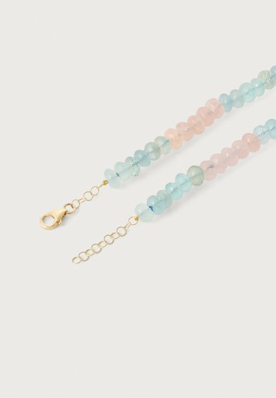Κολιέ με χάντρες σε παστέλ ροζ και μπλε ημιπολύτιμους λίθους, τελειωμένο με χρυσό κούμπωμα και αλυσίδα επέκτασης για ρυθμιζόμενο μήκος.