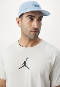 Jordan JUMPMAN SHORT SLEEVE CREW - T-skjorte til trening - legend light brown/black