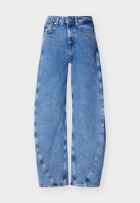 Τζιν παντελόνια από μπλε denim με ψηλή μέση και φαρδιά πόδια, με εμπρόσθιες τσέπες, θηλιές για ζώνη και κούμπωμα με κουμπί, παρουσιάζονται σε λευκό φόντο.