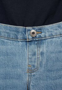 Lichtblauwe denim jeans met een knoopsluiting, oranje stiksel en een voorzak; gladde textuur en klassiek snijontwerp.