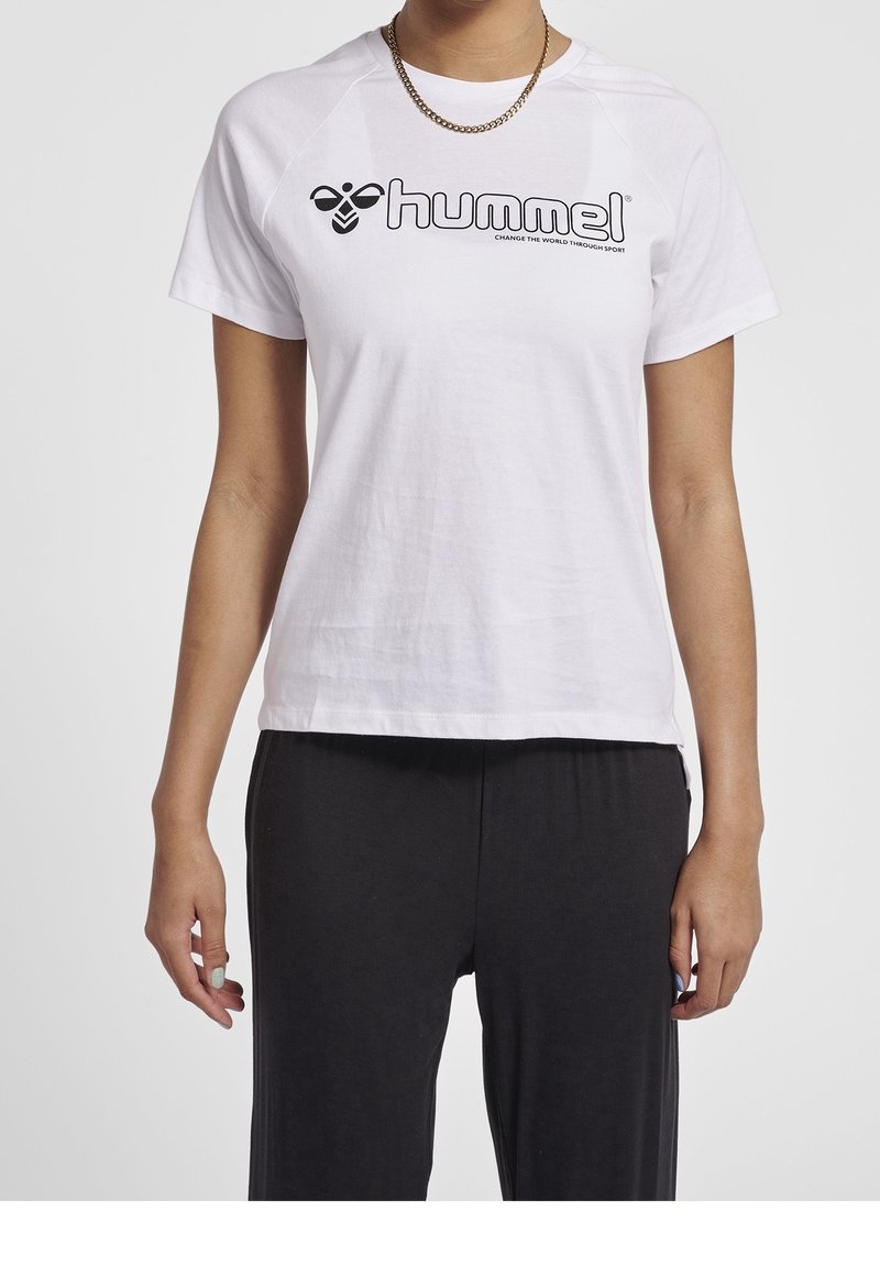Bílý bavlněný tričko s krátkým rukávem a kulatým výstřihem, s výrazným černým logem "hummel" a strukturovaným, uvolněným střihem.