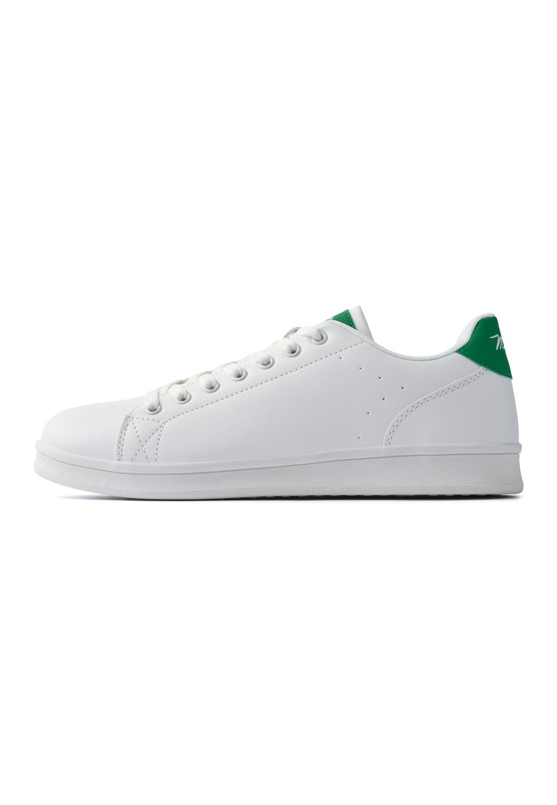 Zapatilla blanca con parte superior de cuero sintético suave, acento verde en el talón, cierre de cordones y suela de goma plana, con perforaciones para mejorar la transpirabilidad.
