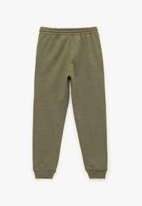 Olivengrønne sweatpants lavet af blødt stof, med elastisk talje og st cuffs, indsnævret ben-design og ingen synlige mønstre eller grafik.
