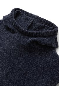 Ciemnoniebieski sweter z dzianiny z złożonym, prążkowanym kołnierzem typu golf, ukazujący miękką, teksturowaną tkaninę.