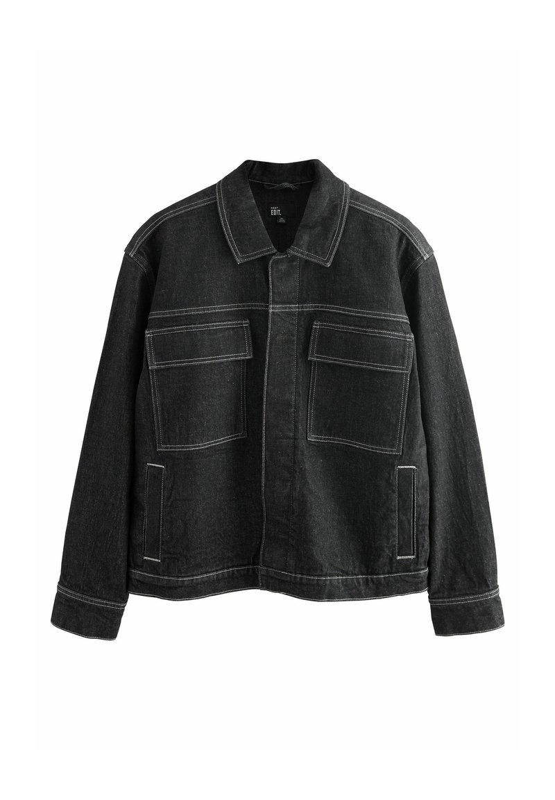 Giacca in denim nera con un design strutturato, colletto a punta, due tasche sul petto e cuciture bianche a contrasto.