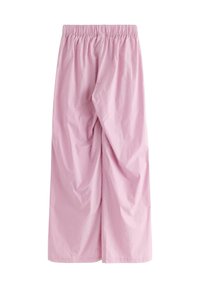Rosa knälång kjol i lättviktig tyg med elastisk midja och plissérad design för extra textur och rörelse.