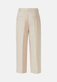 Pantalon beige à jambes droites vu de dos avec passants de ceinture et deux poches passepoilées arrière sur fond uni.