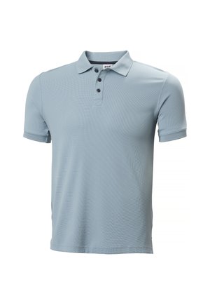 Polo de manga corta azul claro con tres botones negros y un cuello doblado, presentado sobre un fondo blanco.
