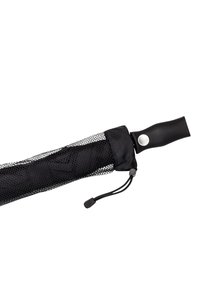 Zwarte netten tas met een cilindervorm, voorzien van een stevige zwarte handgreep en een knopdetail. Trekkoordsluiting aan de opening.