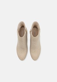 Złote, buty sięgające kostki o eleganckim designie, teksturowanej tkaninie, spiczastym nosku oraz małym bocznym zamku, oznaczone rozmiarem 37.