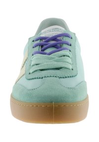 Sneakers verde menta in camoscio e pelle liscia, con lacci viola, suola in gomma color cuoio e logo sulla linguetta.