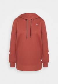 Felpa rossa con cappuccio, dotata di un laccio nero, maniche lunghe, polsini a costine e un logo sul lato sinistro del petto e sulla manica.