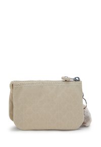 Monedero beige con textura y cierre de cremallera, que presenta un patrón sutil y un pompón de pelo como acentuación en el tirador de la cremallera.