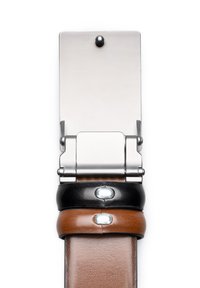 Metalowa tarcza zegarka o wypolerowanej powierzchni, z zapięciem i dwiema skórzanymi bransoletami: jedna czarna i jedna brązowa, każda z srebrnymi akcentami.