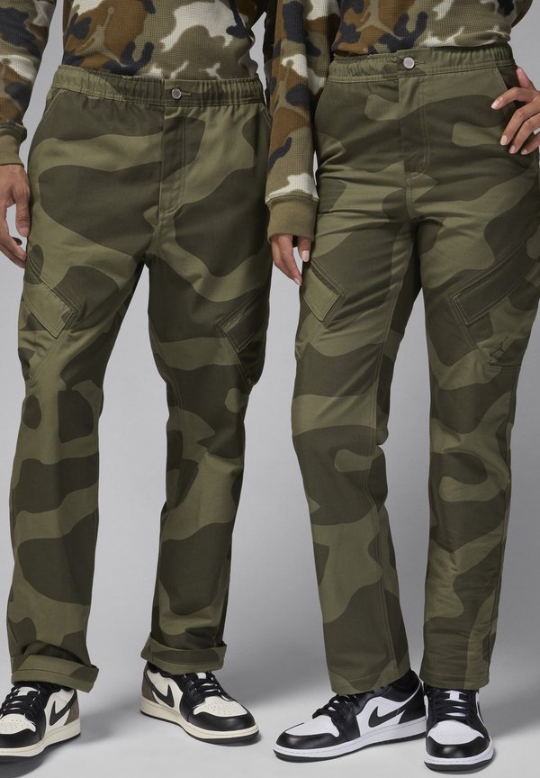 ESSENTIALS CHICAGO - Stoffhose - medium olive