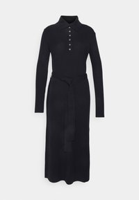 Svart stickad klänning med krage, långa ärmar, knappslå och ett knytbart midjebälte. Slät textur och scallopdetalj vid nederkanten.