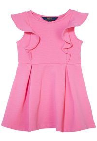 Rosa ärmlös klänning med volangdetaljer på axlarna, gjord av mjukt tyg; har en utställd kjol och en sydd midja.