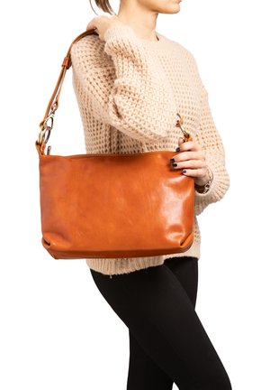 Borsa a spalla in pelle marrone con una superficie liscia, forma rettangolare e una lunga tracolla con accessori metallici.