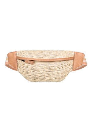 Banane tissée beige avec bordure en cuir marron clair et sangle ajustable rayée, dotée d'une poche avant zippée.