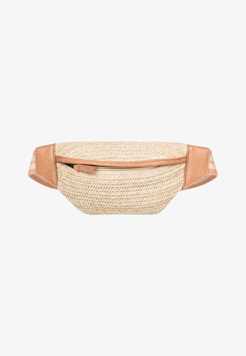 Banane tissée beige avec bordure en cuir marron clair et sangle ajustable rayée, dotée d'une poche avant zippée.
