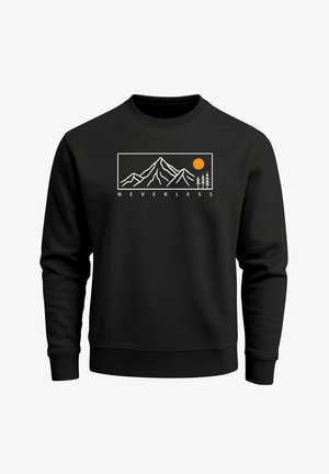 Schwarzer Sweatshirt mit weißem Berg- und Baum-Design, einer orangen Sonne und dem Text "NEVERLESS" in horizontaler Anordnung.