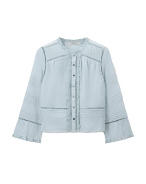 Lichtblauwe blouse met lange mouwen en knoopsluiting, kantafwerking, pintuck-details en een gekrulde kraag en manchetten.