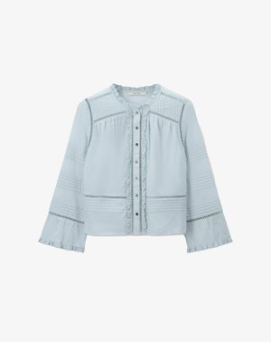 Lichtblauwe blouse met lange mouwen en knoopsluiting, kantafwerking, pintuck-details en een gekrulde kraag en manchetten.