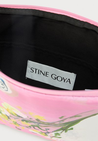 Stine Goya LAPTOP COVER - Taška na laptop - pink