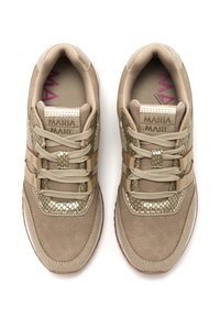 Beige SportSneaker mit strukturiertem Stoff, metallischen Akzenten und Netzdetails. Verfügt über eine Schnürung vorne und eine gepolsterte Schuhkragen.