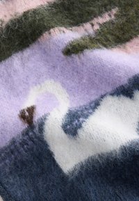 Tissu en laine avec un motif de cygne en blanc et brun foncé, présentant des nuances de lavande et de vert, et une finition douce et texturée.