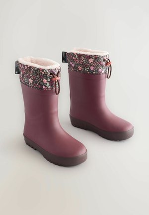 Bottes de pluie en caoutchouc de couleur bourgogne profond avec un revers en tissu à motifs floraux et une doublure rose pâle, dotées d'une fermeture à cordon et d'une semelle texturée.