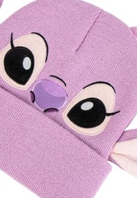 Paarse gebreide beanie met een cartoon gezicht met grote zwarte ogen, roze accenten en oorflappen. Zachte textuur met geborduurde details.