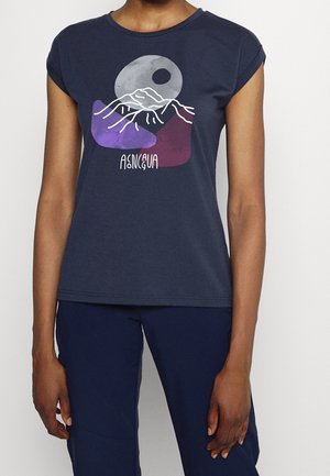 Person trägt ein marineblaues T-Shirt mit einer Berg- und Mondgrafik in Lila und Grau sowie weißem stilisiertem Text unter dem Design.