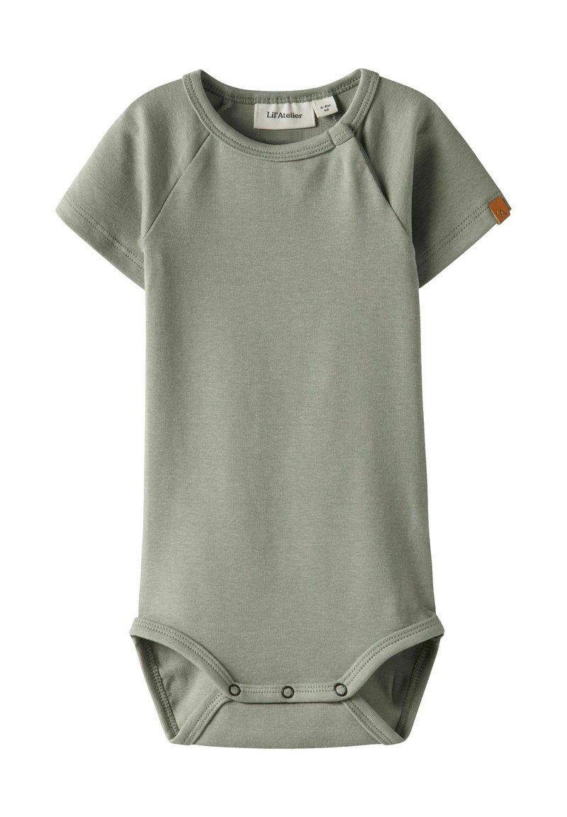 Kortärmad baby bodysuit i mjukt, dämpat grönt bomull med rundad halsringning och tryckknappsstängning i botten. Har en läderetikett på ärmen.