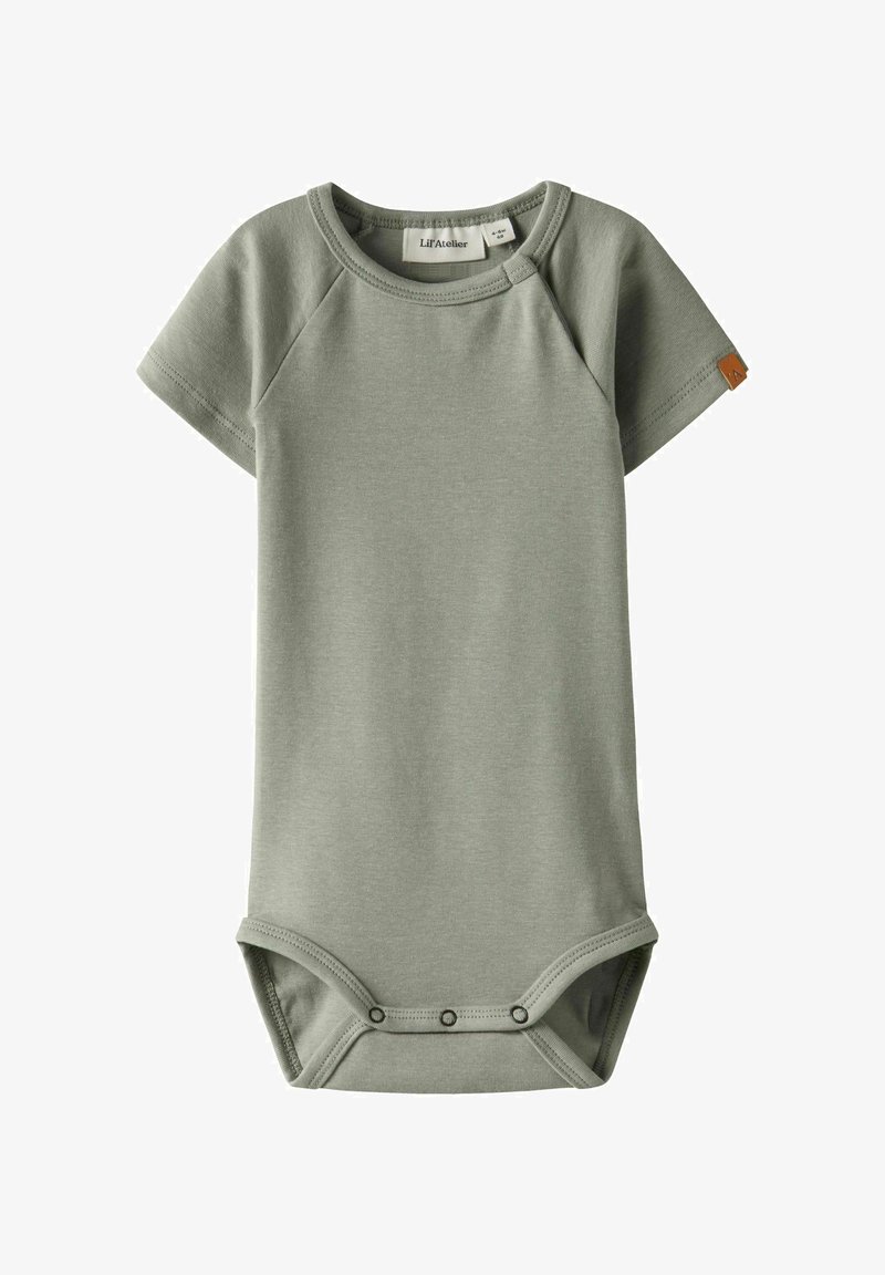 Kortärmad baby bodysuit i mjukt, dämpat grönt bomull med rundad halsringning och tryckknappsstängning i botten. Har en läderetikett på ärmen.