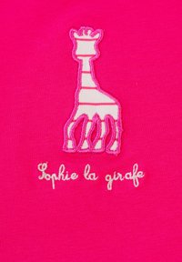 Tessuto rosa con un logo di giraffa a strisce bianche, ricamato in rosa, e il testo "Sophie la girafe" in un elegante carattere decorativo sottostante.