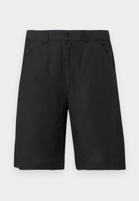 Μαύρα σορτς μήκους μέχρι το γόνατο με θηλιές για ζώνη, πλαϊνές τσέπες, εμπρόσθιο κουμπί και φερμουάρ, σε απλό ανοιχτό φόντο.