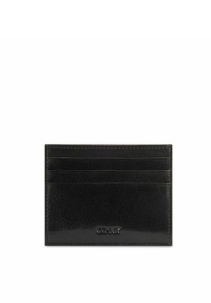 Czarny skórzany portfel na karty o gładkiej fakturze, z czterema przegródkami na karty i wytłoczonym logo na dole. Kompaktowy i prostokątny design.