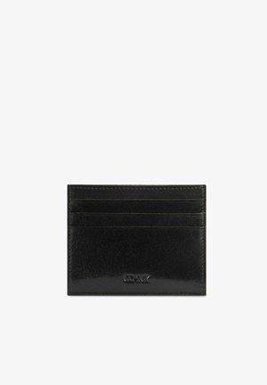 Czarny skórzany portfel na karty o gładkiej fakturze, z czterema przegródkami na karty i wytłoczonym logo na dole. Kompaktowy i prostokątny design.