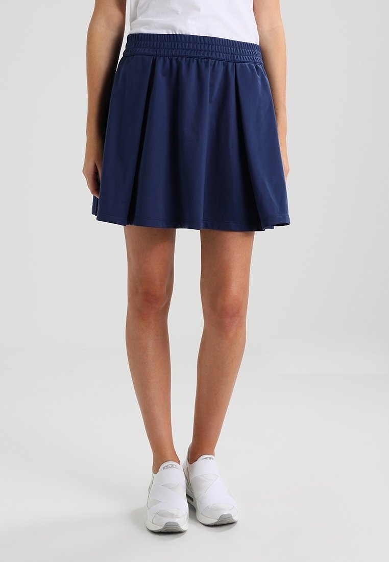 Marinblå skaterkjol med elastisk midja, tillverkad av ett mjukt tyg. Kjolen har en utsvängd design och slutar över knäet.